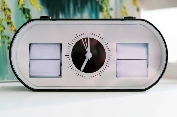 时钟特写显示日期和星期的一天，框架，模拟图片下载