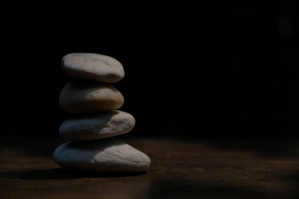 石头的排列，平衡的象征图片下载