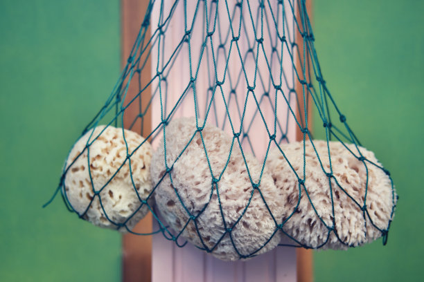 海棉在船上的渔网，特写图片下载