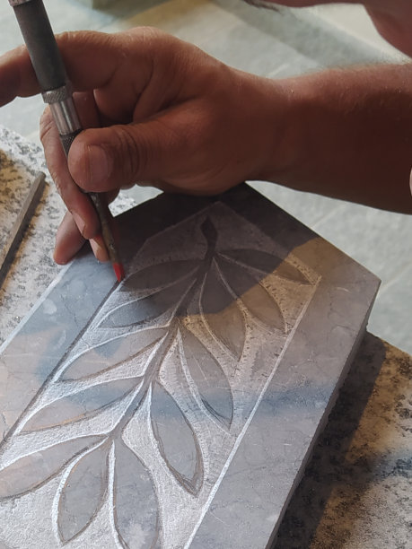 灰色大理石上雕刻的橄榄枝图片下载