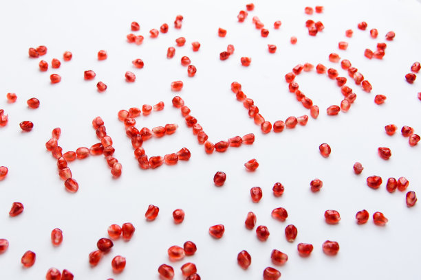 白色背景上的石榴籽“你好”字图片下载