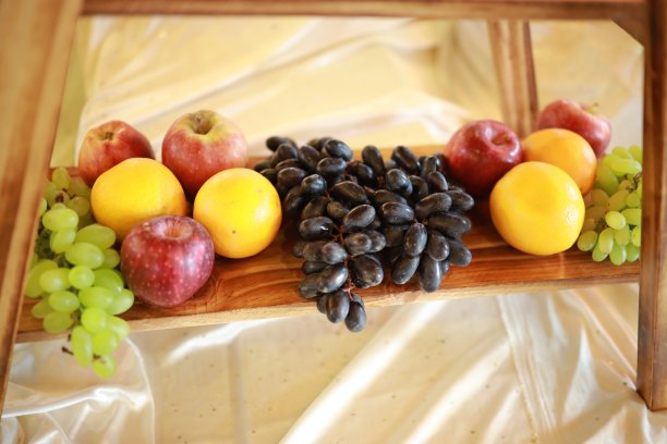 印度风味混合水果和蔬菜沙拉。健康食品食谱。图片下载