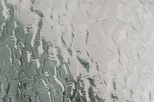 冻雨，窗上覆着厚厚的冰图片下载