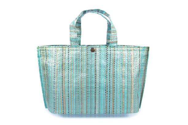 塑料袋手袋孤立在白色背景。彩色购物袋与黄铜纽扣隔离图片下载