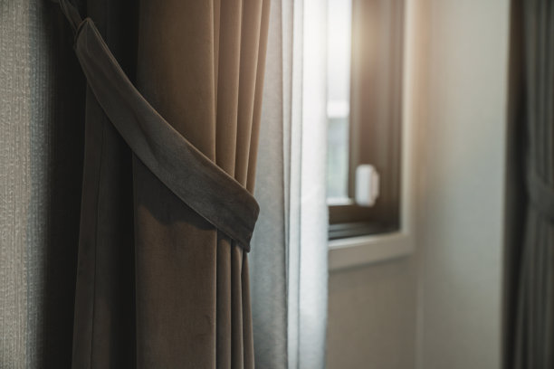柔软的棕色窗帘与晨光从窗户卧室室内背景家美丽的想法概念图片下载