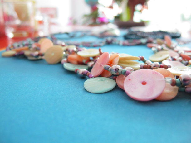 收集圆形，柔和的物体，如绿松石背景的水滴。图片下载