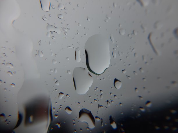 玻璃杯上的水滴图片图片下载