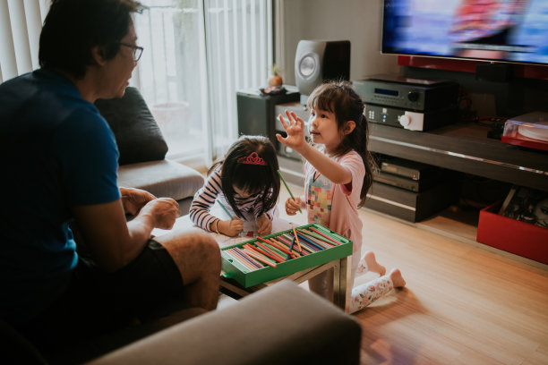 泰国家庭在家上学，泰国曼谷图片下载