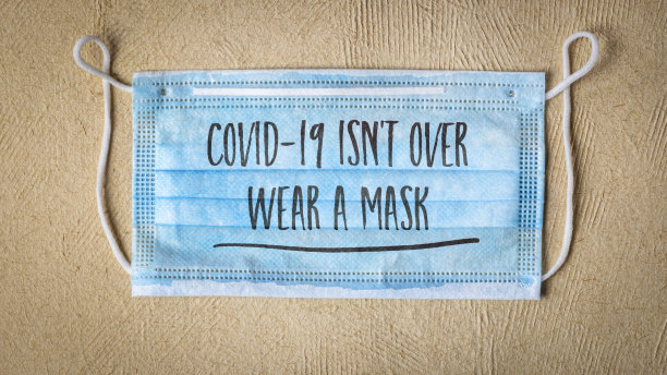 2019冠状病毒病还没有结束，戴口罩的概念图片下载