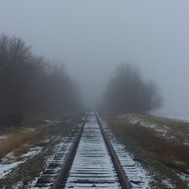 铁路消失在雾中图片下载