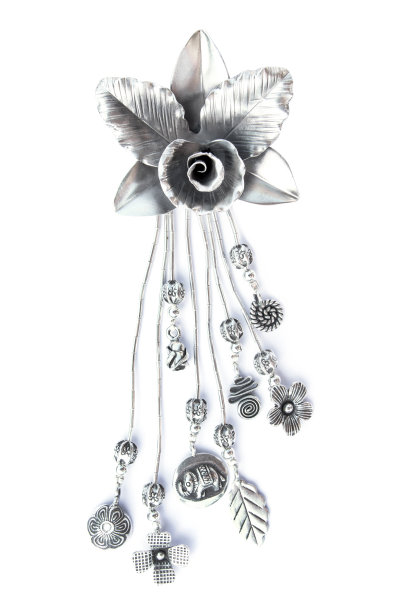 银色吊坠项链，兰花花和珠子装饰图案孤立在白色的背景。银吊坠与兰花挂珠连锁装饰隔离图片下载
