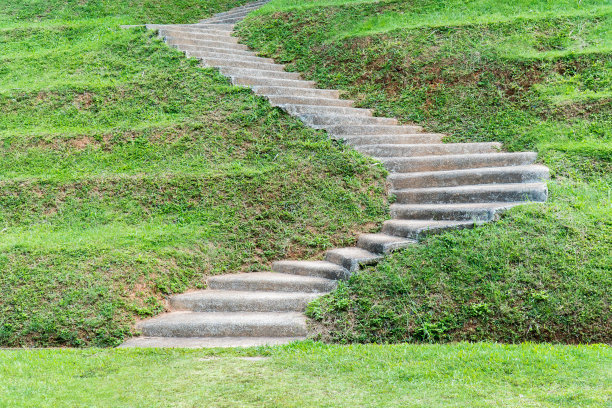 曲折的混凝土楼梯上的山与草坪的背景图片下载