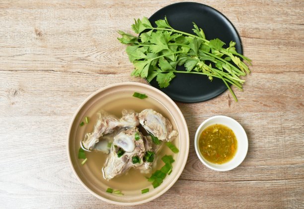 用西芹汤蘸辣酱煮猪骨图片下载