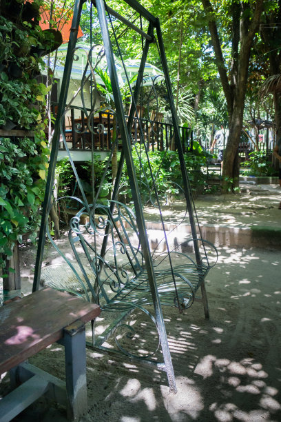 空空的古董秋千在花园里图片下载