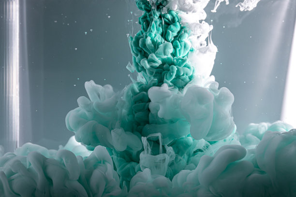 油漆飞溅在水中，抽象。图片下载