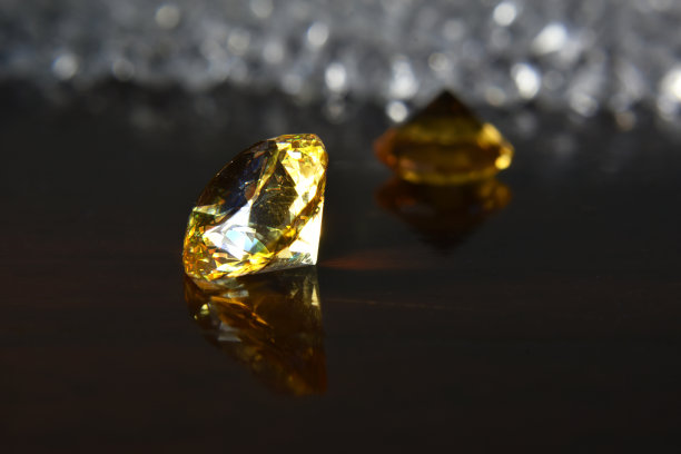 黄色宝石在木地板上很漂亮图片下载