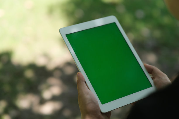 在阳光下，人们抱着绿屏平板的肩视图图片下载