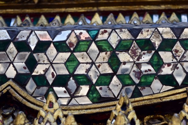 在帕古奥Wat para Kaeo，闪烁着绿色和银色的色彩。图片下载