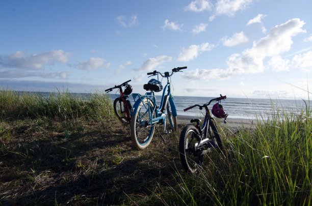 自行车和头盔停在格雷斯港韦斯特波特的沙滩上图片下载