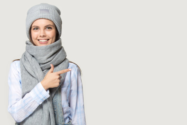 带着围巾和帽子微笑的千禧女孩推荐销售图片下载