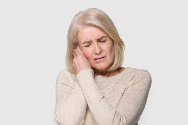 身体不适的老年妇女因牙痛触摸脸颊图片下载