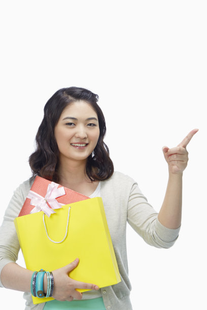 拿着纸袋的女人指着左边图片下载