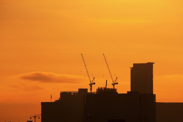 在建的太阳大厦的剪影图片下载