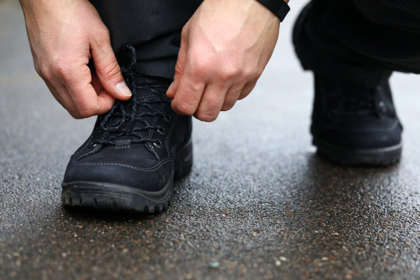 穿黑鞋的男人图片下载