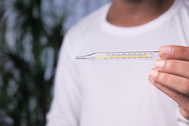 手持医用体温计的男人特写图片下载