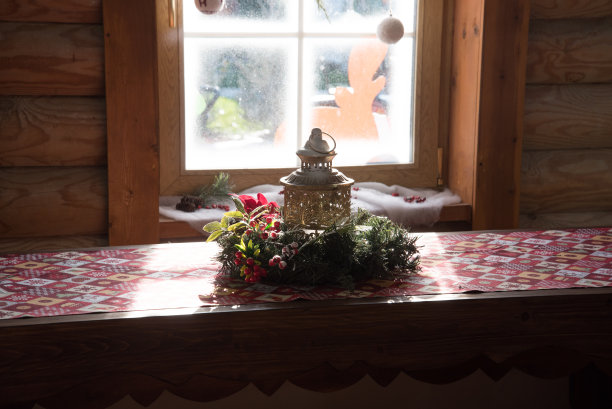 圣诞装饰品在桌子上。太阳射线。假期，新年和圣诞节图片下载