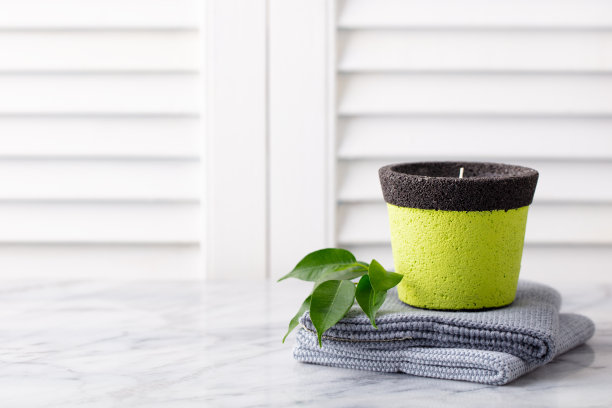 有香味的蜡烛和毛巾。大理石餐桌上摆放着水疗沙龙。白色背景。副本的空间。图片下载