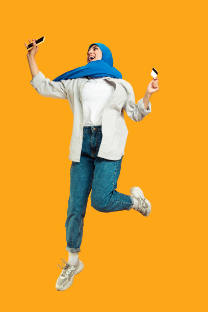 年轻的穆斯林妇女的肖像孤立在黄色的工作室背景图片下载