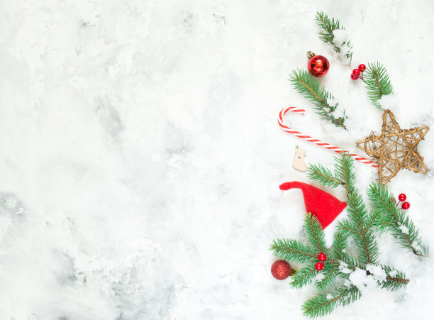 圣诞组成。冷杉树枝，白色混凝土背景上的红色圣诞球。圣诞节，冬天，新年的概念。平铺，俯视图，拷贝空间。图片下载