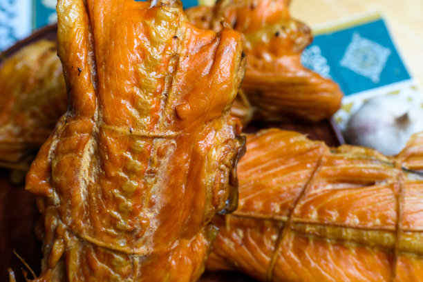 腌鱼在盘子里图片下载