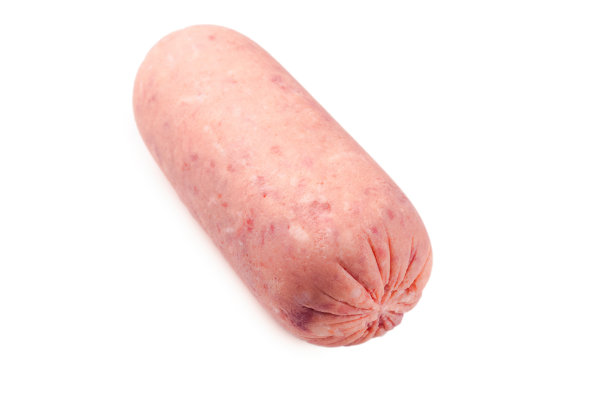 在白色背景下分离的煮香肠。片。图片下载
