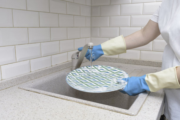 女人洗碗。洗碗，带手套的手在厨房，做家务图片下载