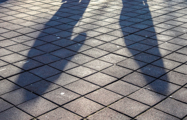 鹅卵石地面上的欧洲购物区人影图片下载