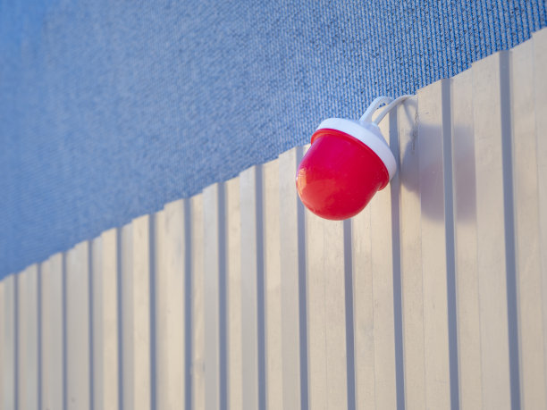 围栏上的红色警示灯图片下载