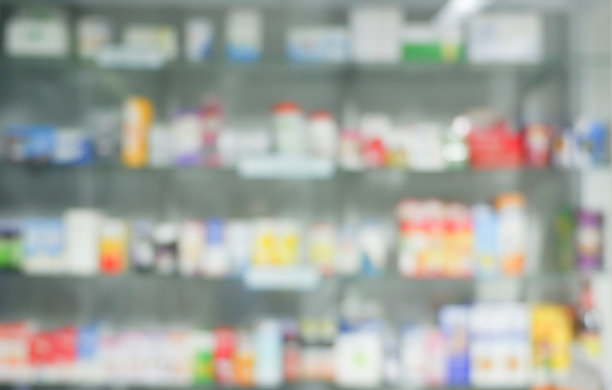 模糊抽象的医药货架的背景。图片下载