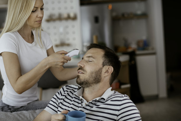病人发烧躺在床上有体温女孩照顾他库存照片图片下载