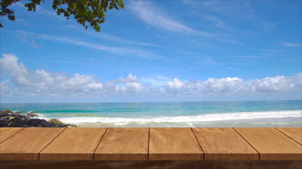 木桌和沙滩海图片下载