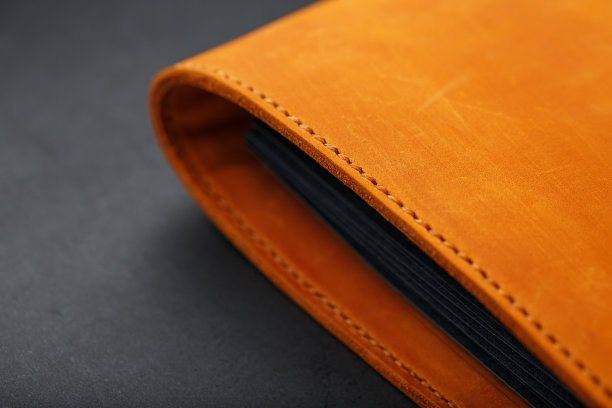 相册与空白黑色照片。分裂环的特写宏专辑。专辑封面为黑色背景，棕色真皮手工制作。图片下载