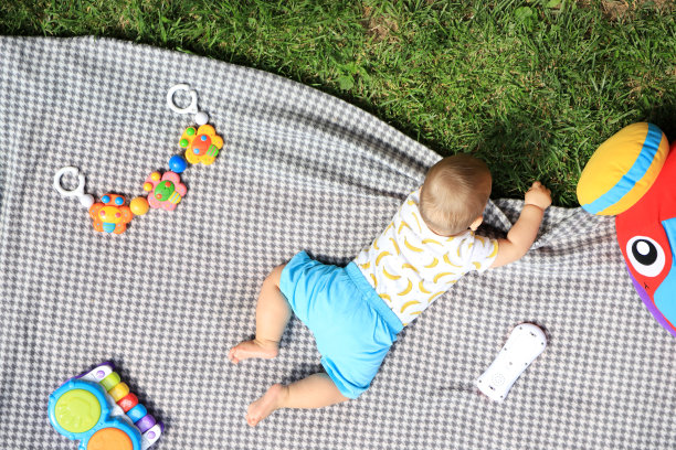快乐的小男孩图片下载