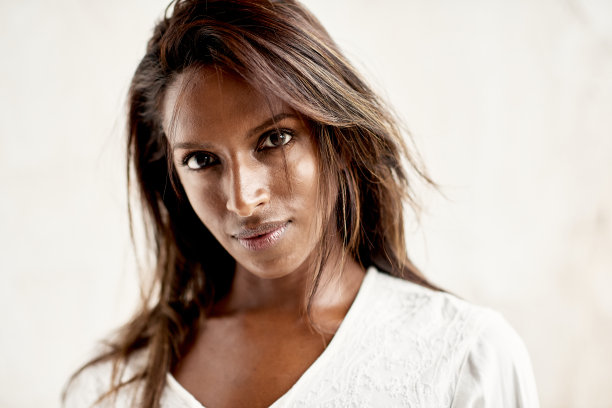 漂亮的民族女人看着镜头图片下载