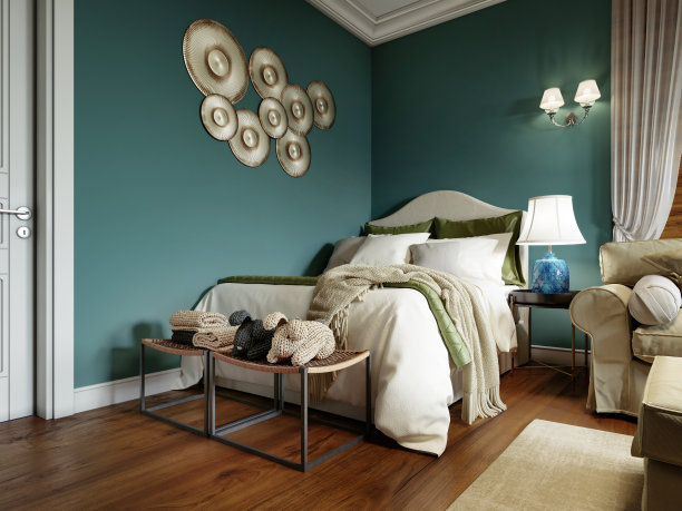 经典风格的床，有柔软的床头板，毯子和枕头，床头柜和一盏灯，还有一张装饰精美的长沙发床。普罗旺斯风格的室内设计。图片下载