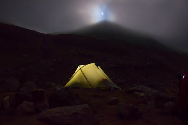 月光下的夜晚，游客帐篷里的灯光图片下载