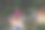 微笑的女人骑着自行车在城镇的街道上图片下载
