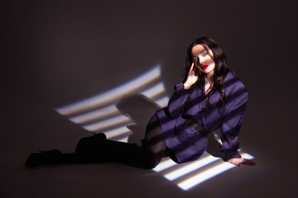 聚光灯下的美女。时尚的照片图片下载