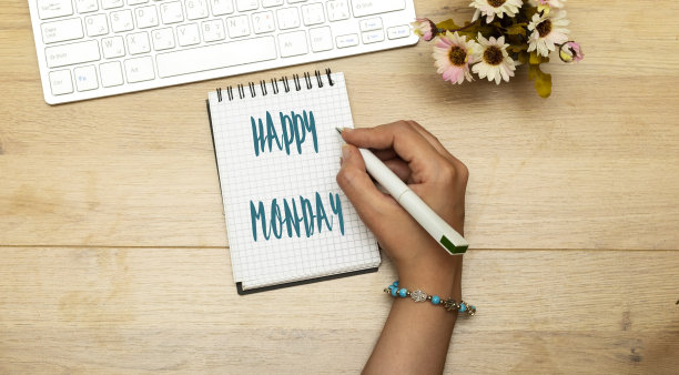 女人拿着笔，写着快乐星期一的概念图片下载