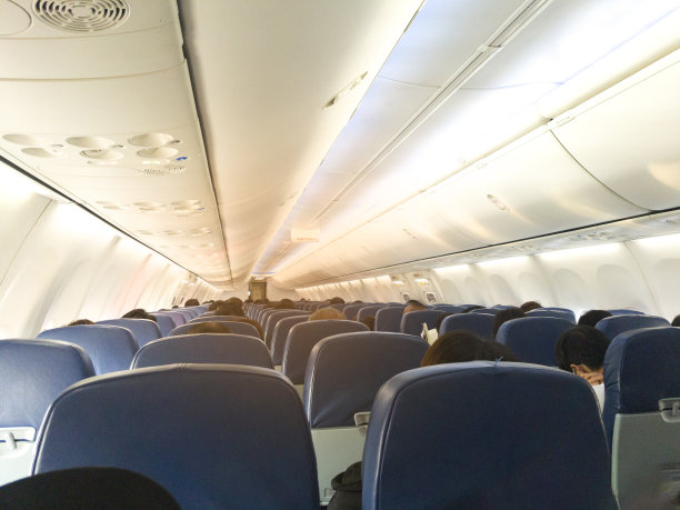 乘客座位，飞机内部，乘客坐在座位上图片下载